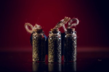 baharat ile şişe kırmızı arka plan ayna yüzeyinde stand.