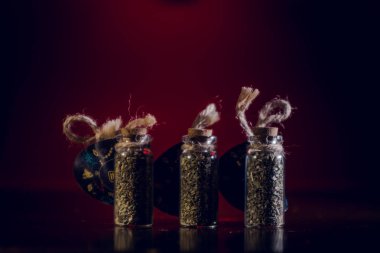 baharat ile şişe kırmızı arka plan ayna yüzeyinde stand.