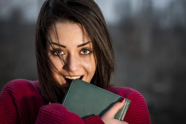 Günlük defter kız sıkı sarılarak