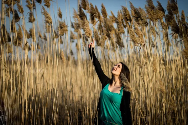 Güzel kız için spikelet için ulaştı.