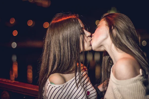 Kiev Ukraina Juni 2016 Två Unga Flickor Kyss Bron — Stockfoto