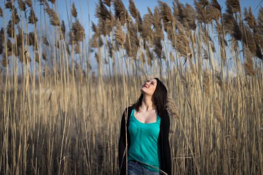 Güzel kız için spikelet için ulaştı.