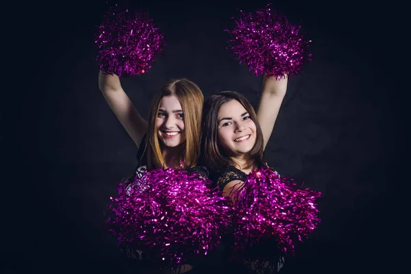 Due Cheerleader Professionisti Posa Studio Sullo Schermo Nero — Foto Stock