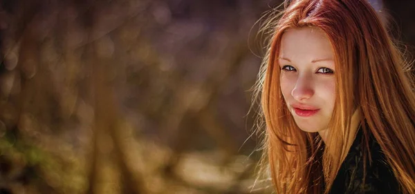 Porträtt Rödhårig Vacker Flicka Skogen — Stockfoto
