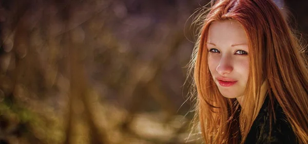 Retrato Uma Menina Bonita Ruiva Floresta — Fotografia de Stock