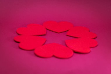 Kalpler pembe bir arka plan üzerine bir daire içinde koyulur.