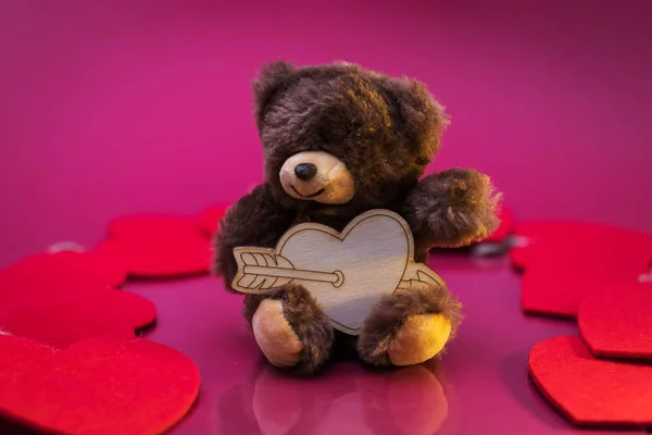 Teddybär Hält Ein Herz Und Sitzt Auf Der Spiegeloberfläche — Stockfoto