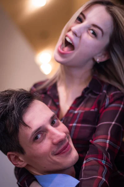 Chico Con Bonita Mujer Feliz Pareja Cara Muy Cercana Chica — Foto de Stock