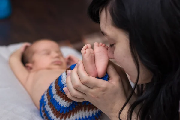 Holding ve yeni doğan bebek eller ayaklarda öpüşme anne.