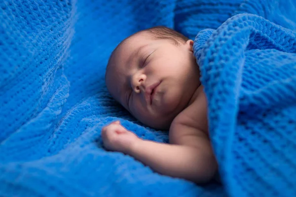 Neugeborenes Schläft Auf Dem Bett Unter Einer Blauen Decke — Stockfoto