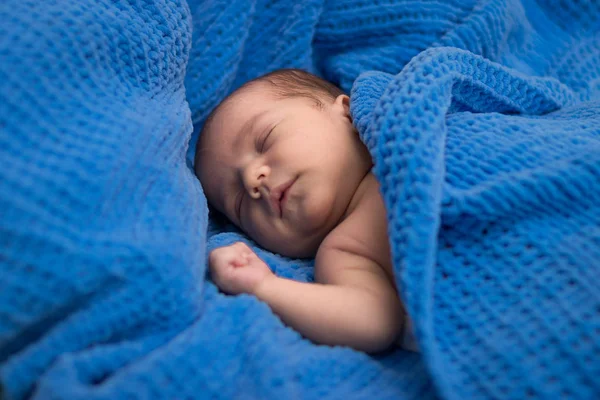Noworodek Śpi Łóżku Pod Niebieski Koc — Zdjęcie stockowe