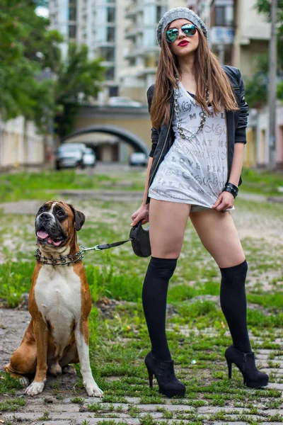Bela Jovem Com Cão Boxer Rua — Fotografia de Stock