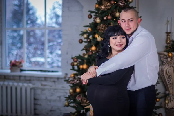 Schwangere Frau Und Mann Weihnachtsbaum — Stockfoto