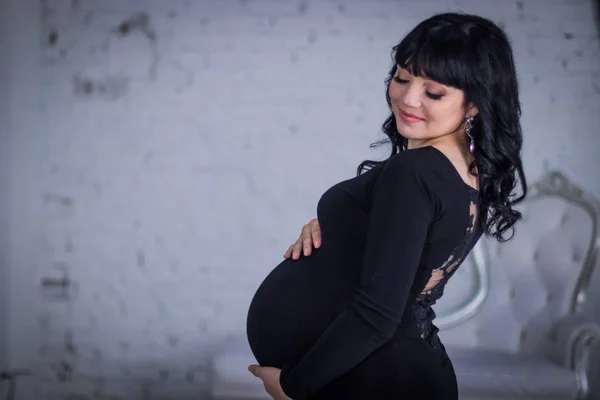 Gravid Kvinna Svart Klänning Mot Bakgrund Grå Väggar — Stockfoto