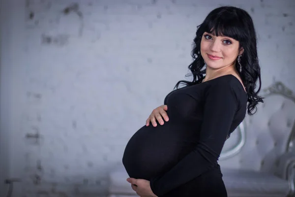 Těhotná Žena Černých Šatech Pozadí Šedé Stěny — Stock fotografie