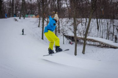 snowboard dağ yamacında kar kış üzerinde sürmek..