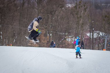 snowboard dağ yamacında kar kış üzerinde sürmek..