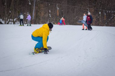 snowboard dağ yamacında kar kış üzerinde sürmek..