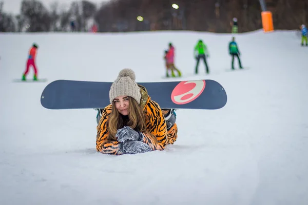 Mooi Meisje Een Snowboard Sneeuw Ligt — Stockfoto