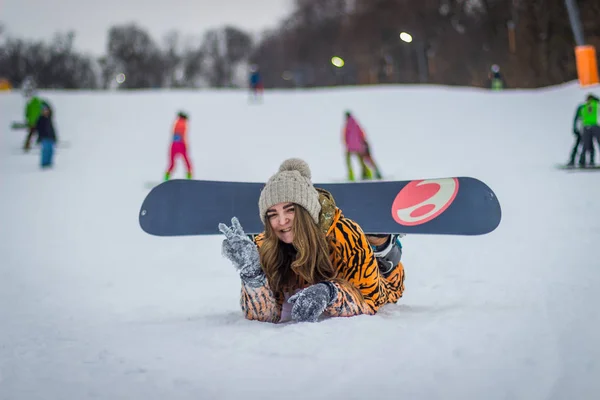 Hermosa Chica Una Tabla Snowboard Nieve Encuentra —  Fotos de Stock