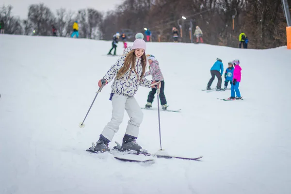 Belle Fille Descendant Pente Sur Les Skis — Photo