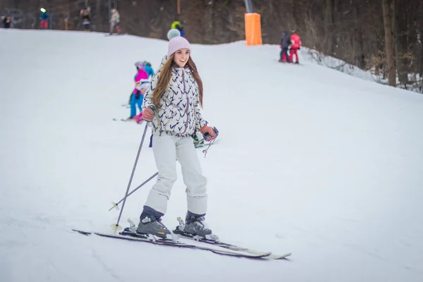 Belle Fille Descendant Pente Sur Les Skis — Photo