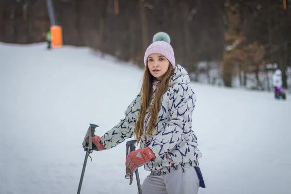 Belle Fille Descendant Pente Sur Les Skis — Photo