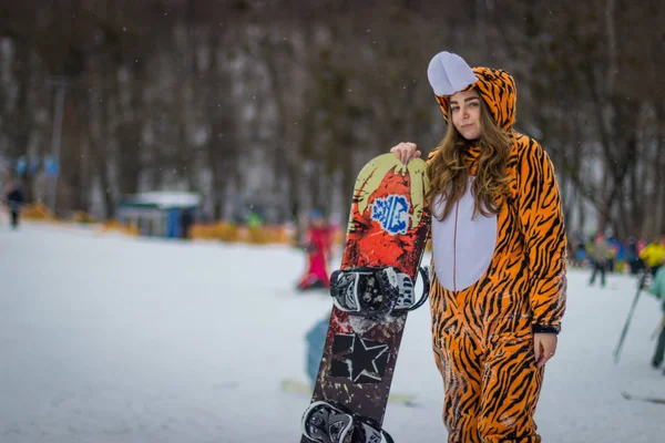 Menina Bonita Com Snowboard Traje Tiger Cub — Fotografia de Stock