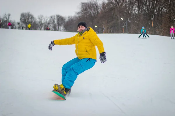 Сноубордист Їде Схилі Гори Снігу Взимку — стокове фото