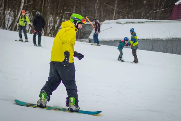 Snowboarder Promenades Sur Pente Montagne Sur Neige Hiver — Photo