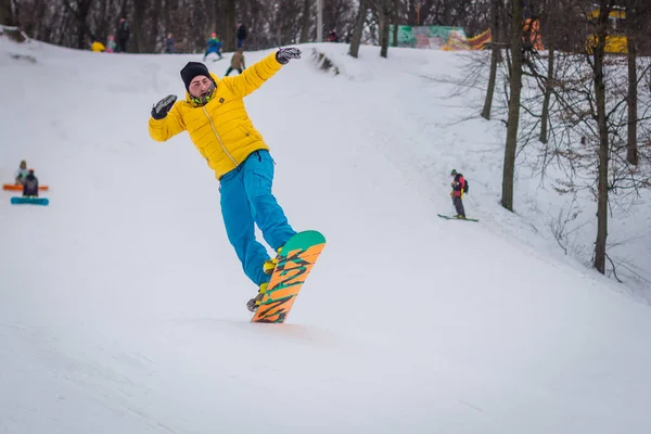 Snowboarder Passeios Encosta Montanha Inverno Neve — Fotografia de Stock
