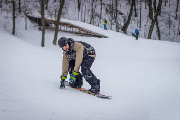 Snowboardzista Jeździ Zboczu Góry Snow Zima — Zdjęcie stockowe