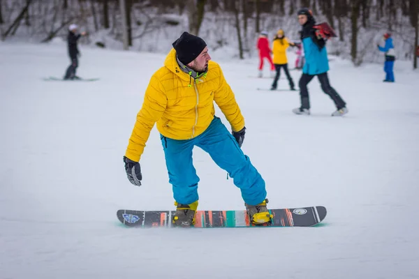 Snowboardzista Jeździ Zboczu Góry Snow Zima — Zdjęcie stockowe