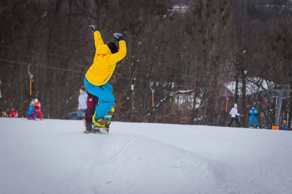 Snowboarder Βόλτες Πλαγιά Του Βουνού Στο Χιόνι Του Χειμώνα — Φωτογραφία Αρχείου