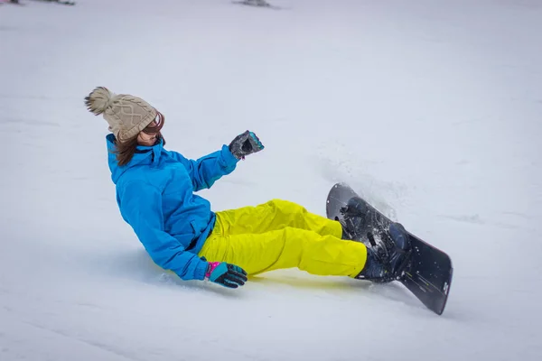 Snowboarder Rijdt Berghelling Sneeuw Winter — Stockfoto