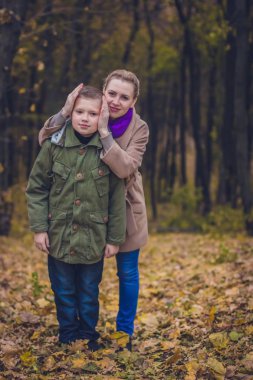 oğlu ormandaki onun ears anne kapatır.
