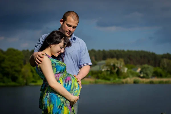 Gravid Kvinna Med Maken Sjön — Stockfoto