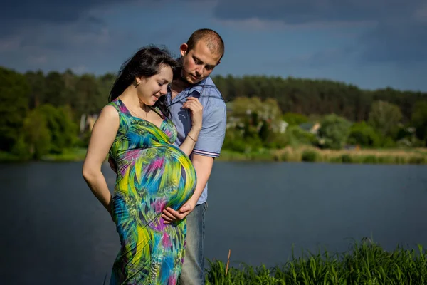 Μια Έγκυος Γυναίκα Τον Σύζυγό Της Στη Λίμνη — Φωτογραφία Αρχείου