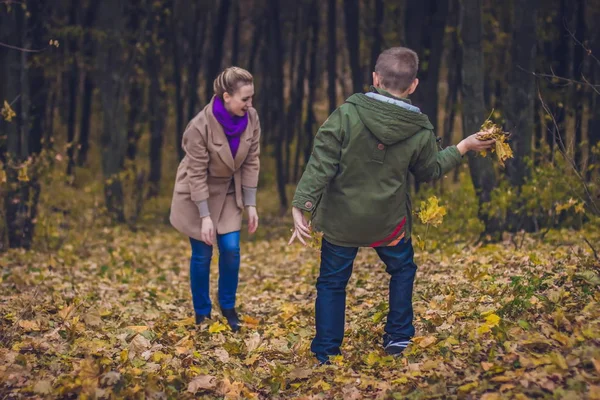 Son Spelar Med Mamma Kastar Hennes Höstlöv — Stockfoto