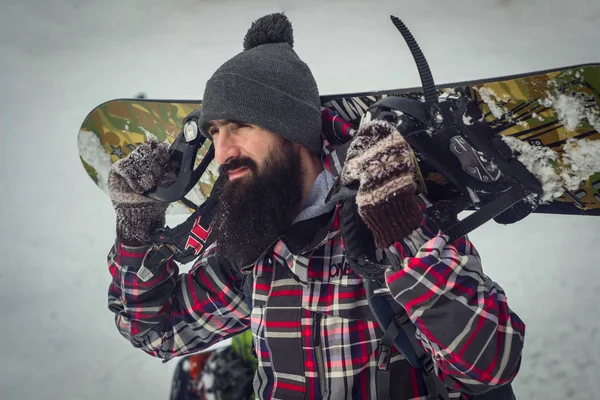 Snowboarder Maschio Barbuto Con Una Tavola Sfondo Neve — Foto Stock