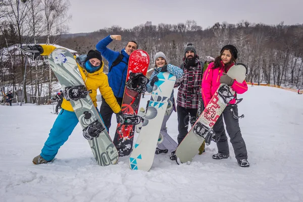 Groupe Jeunes Avec Snowboard Vacances Ski Montagne — Photo
