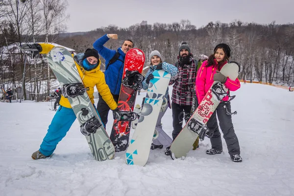 Dağlarda Kayak Tatil snowboard ile gençlerin grup