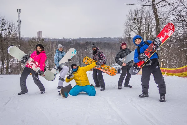 一群带着滑雪板在山上滑雪度假的年轻人像电吉他一样在船上付款 — 图库照片