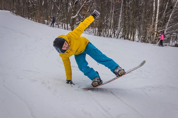 Snowboarder Męski Zakrzywione Hamulce Rozpylanie Luźne Głębokim Śniegu Stoku Freeride — Zdjęcie stockowe