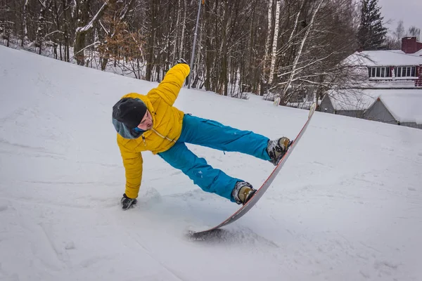 Snowboarder Męski Zakrzywione Hamulce Rozpylanie Luźne Głębokim Śniegu Stoku Freeride — Zdjęcie stockowe