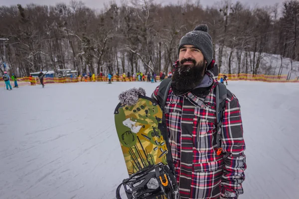 Snowboarder Macho Barbudo Con Una Tabla Sobre Fondo Nieve —  Fotos de Stock