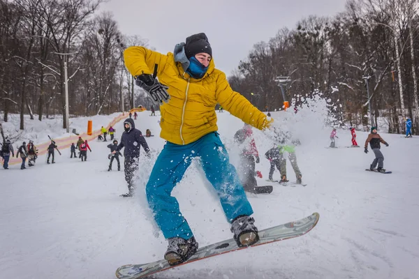 Erkek Snowboard Kavisli Freeride Yamacında Gevşek Derin Kar Püskürtme Frenler — Stok fotoğraf
