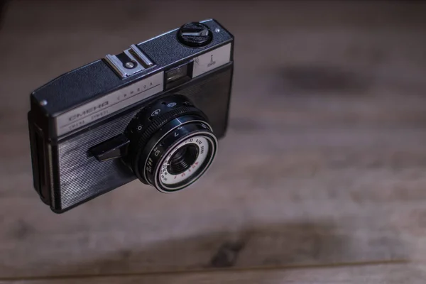 Alte Retro Kamera Auf Alten Holzbrettern Abstrakten Hintergrund Der Luft — Stockfoto