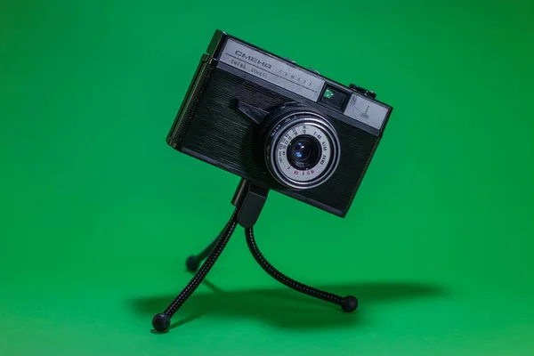 Gamla Retro Kamera Grön Bakgrund Stativ — Stockfoto