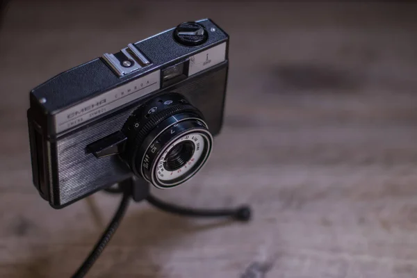 Alte Retro Kamera Auf Alten Holzbrettern Abstrakter Hintergrund Auf Stativ — Stockfoto